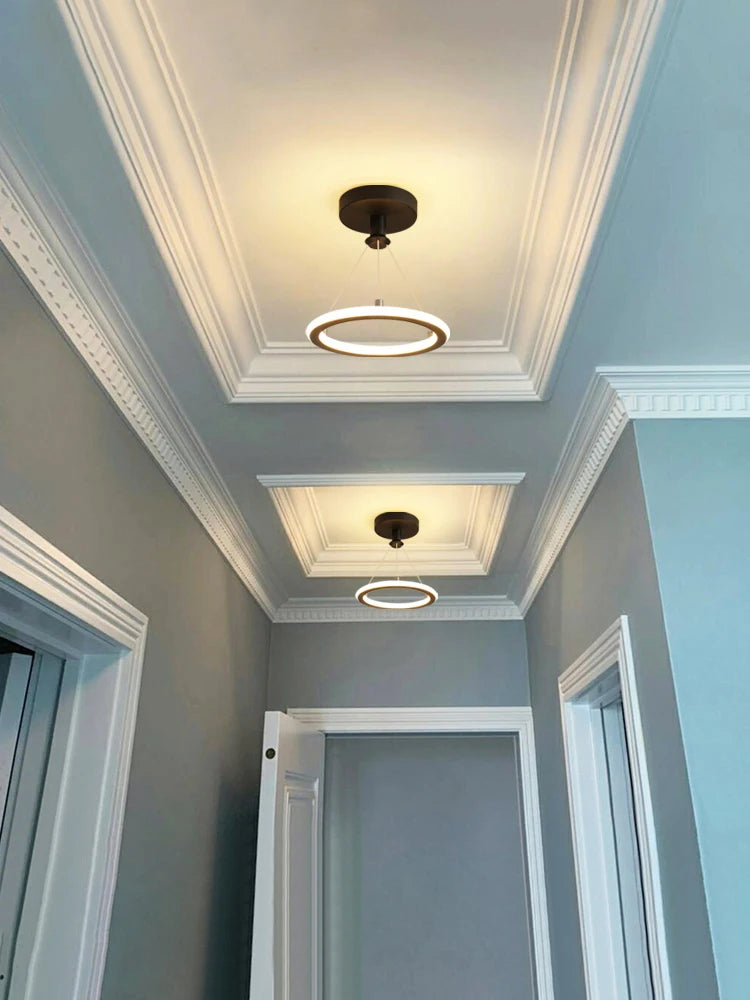 Luksusowa lampa sufitowa LED – złoto-czarna do wnętrz